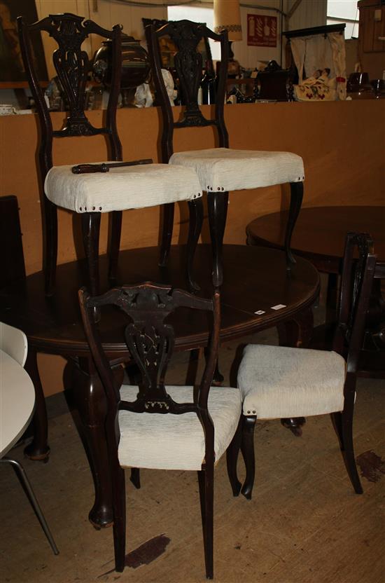 Extending mahogany dining table & winder and 4 chairs(-)